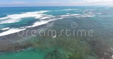 未触及<strong>的</strong>美。 空中拍摄美丽<strong>的</strong>海浪和珊瑚礁。 自然<strong>的</strong>异国<strong>美景</strong>.. 4k